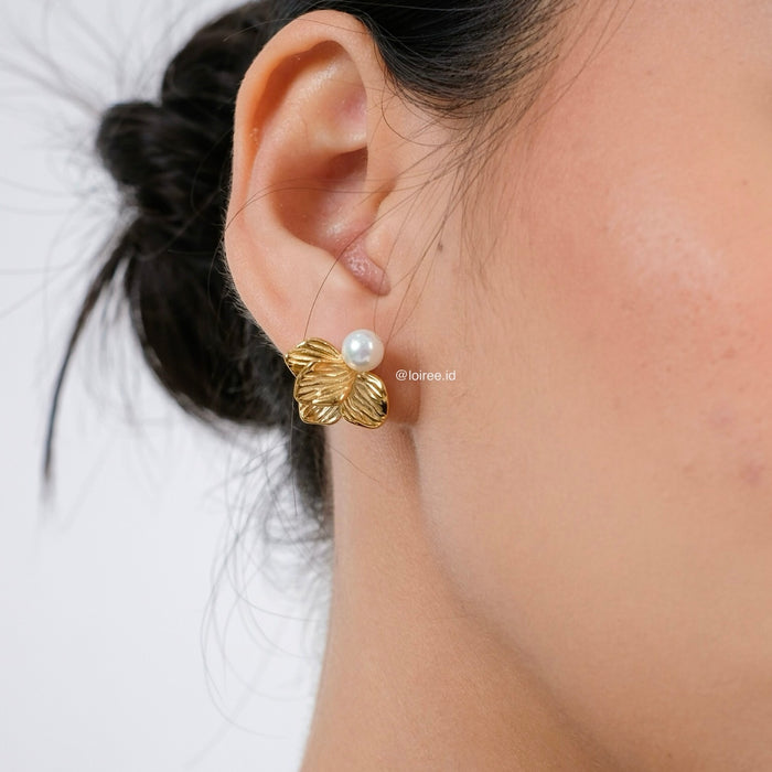 PEARSON Flower Pearl Earrings - Gold Plated