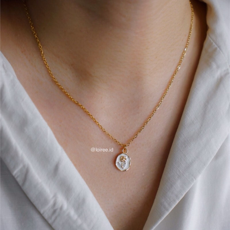 WHITE ROSE Pendant Chain Necklace - Gold Plated
