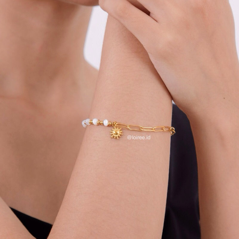SUNNY Charm Pearl Bracelet - Gold Plated