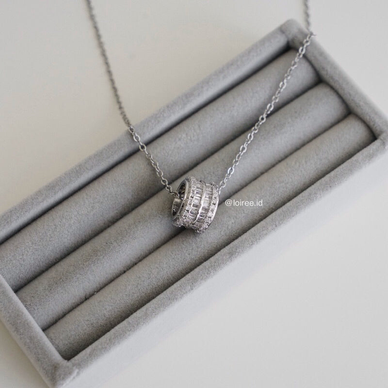 FRASER Circle Pendant Chain Necklace