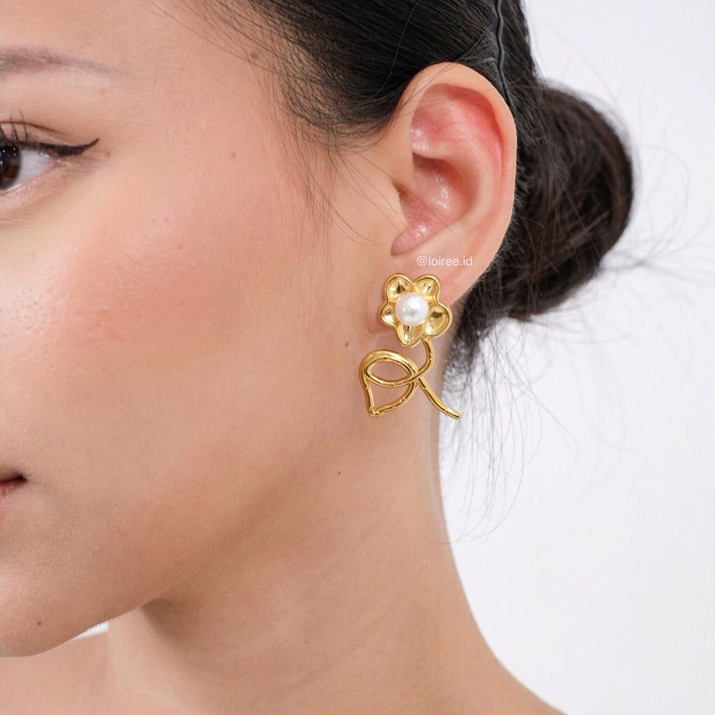 LINNEA Flower Pearl Earrings - Gold Plated