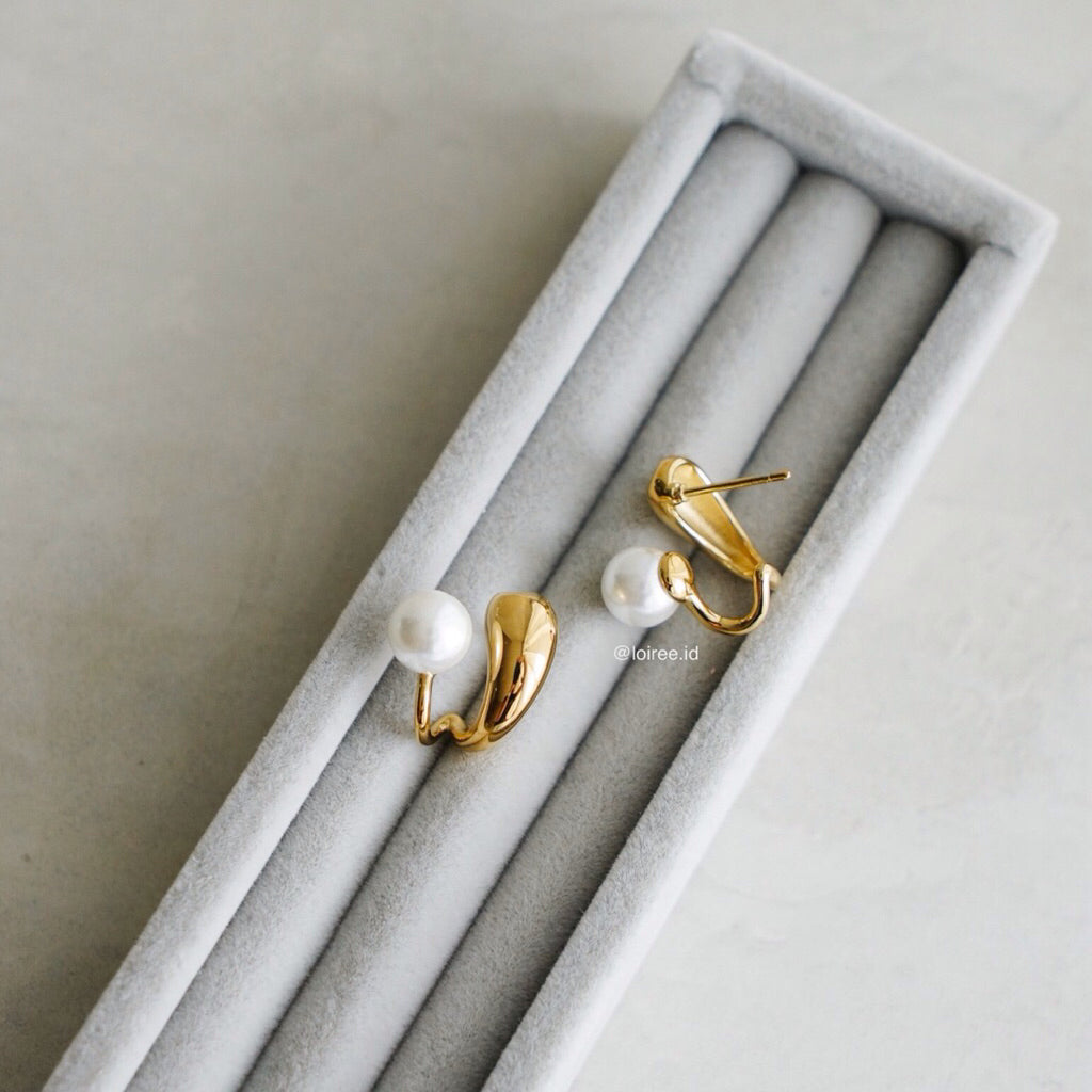 DEAN Pearl Stud Earrings - 18K Gold Plated Stainless Steel