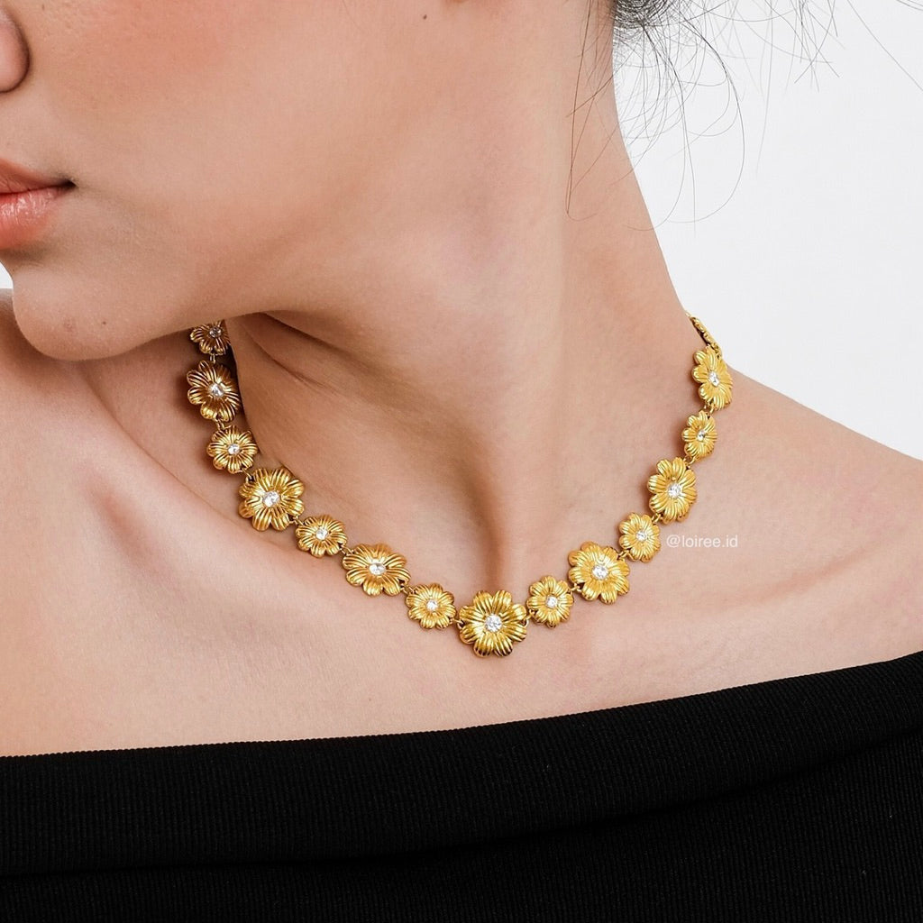 TAWNY Flower Choker Necklace - 18K Gold Plated Stainless Steel