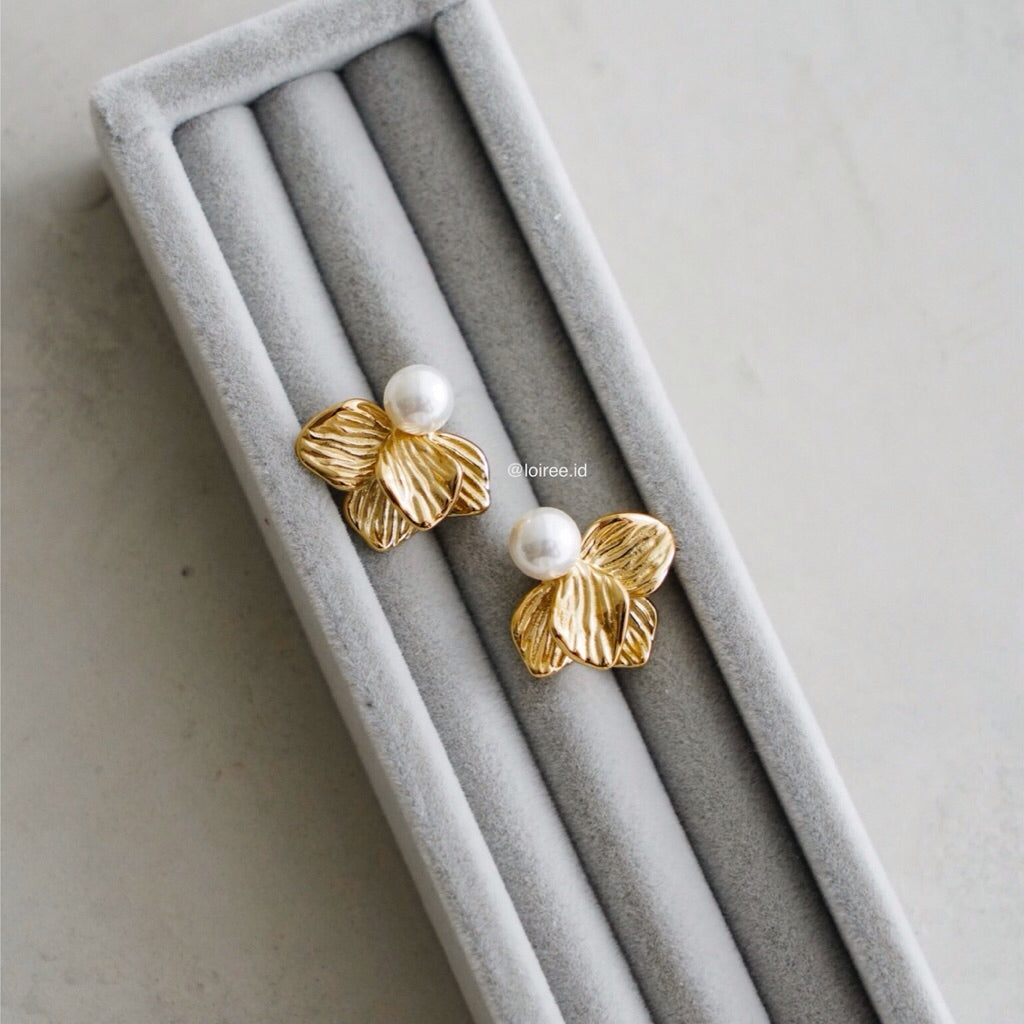PEARSON Flower Pearl Earrings - Gold Plated