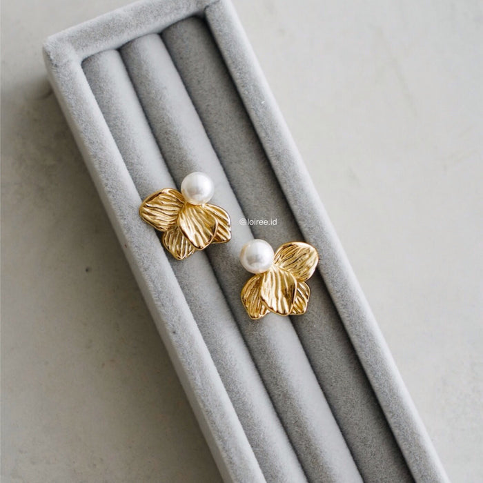 PEARSON Flower Pearl Earrings - Gold Plated