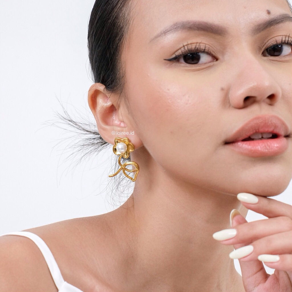 LINNEA Flower Pearl Earrings - Gold Plated
