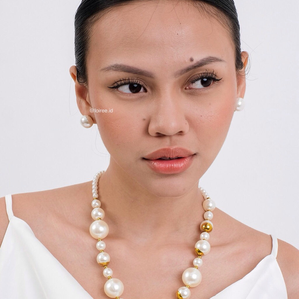 LEILA Flat Pearl Earrings - 18K Gold Plated Stainless Steel