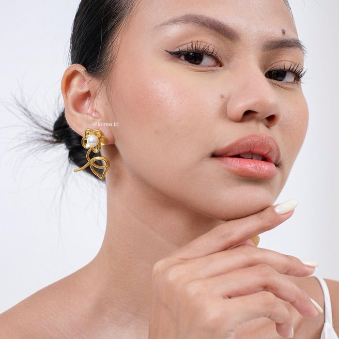 LINNEA Flower Pearl Earrings - Gold Plated