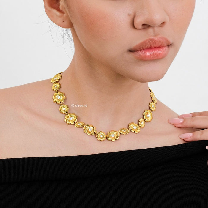 TAWNY Flower Choker Necklace - 18K Gold Plated Stainless Steel