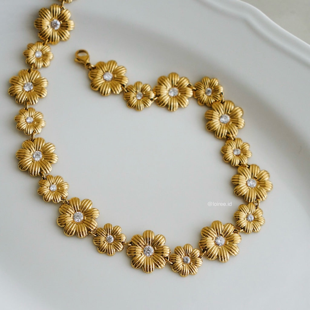 TAWNY Flower Choker Necklace - 18K Gold Plated Stainless Steel