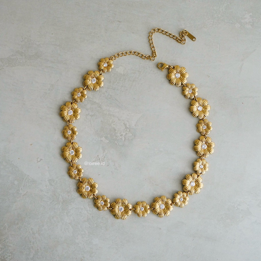 TAWNY Flower Choker Necklace - 18K Gold Plated Stainless Steel