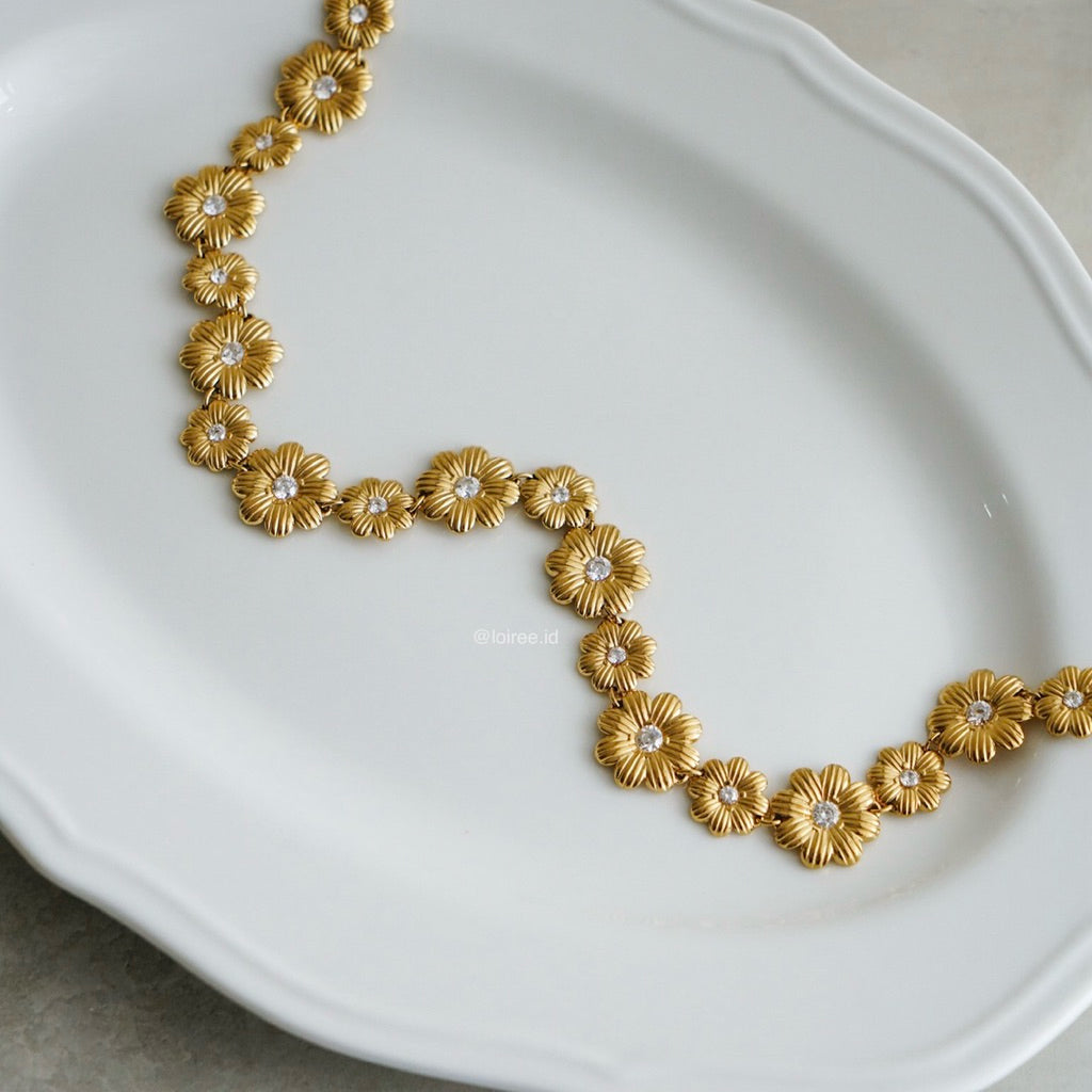 TAWNY Flower Choker Necklace - 18K Gold Plated Stainless Steel