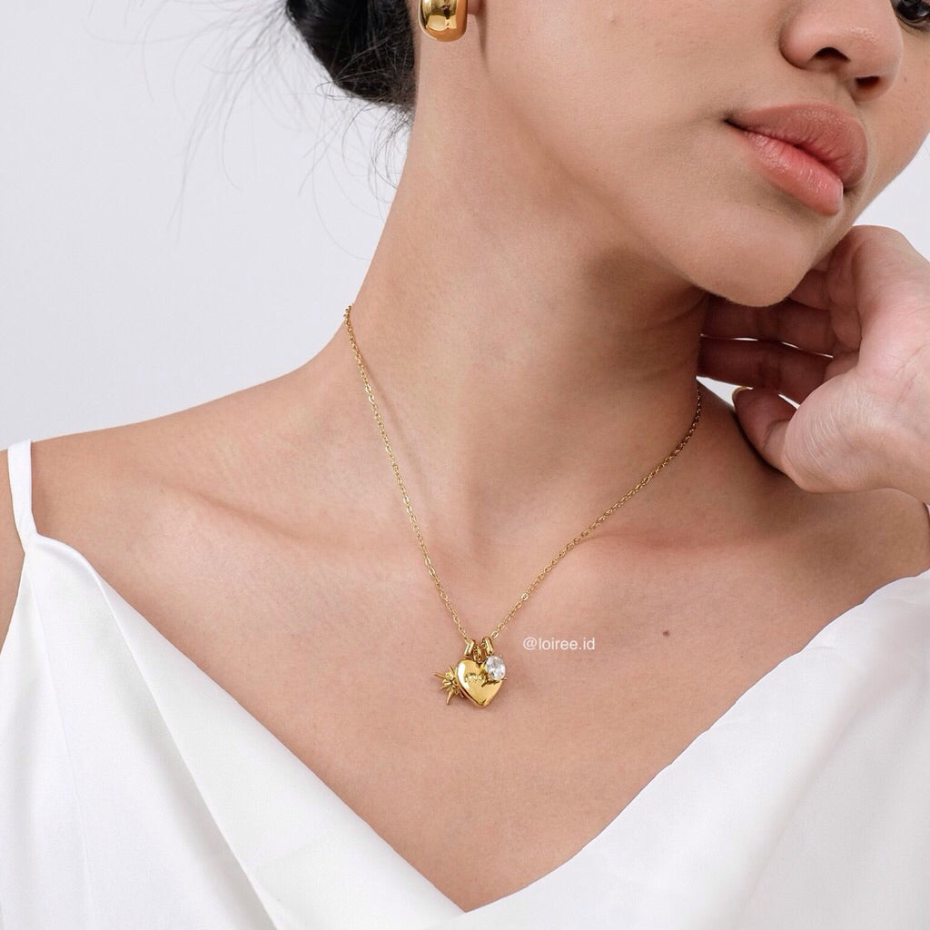 LOVE MOM Pendant Necklace - Gold Plated