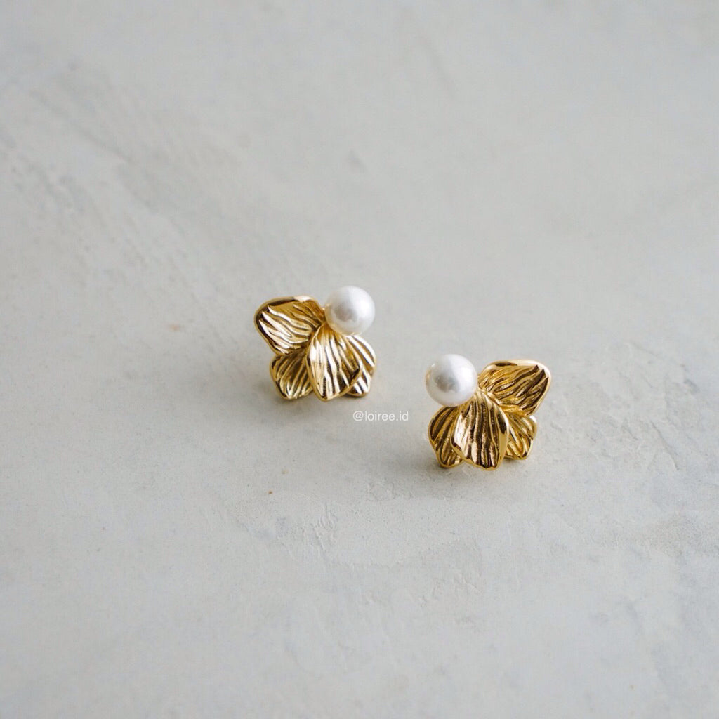 PEARSON Flower Pearl Earrings - Gold Plated