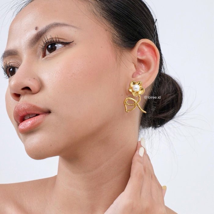 LINNEA Flower Pearl Earrings - Gold Plated