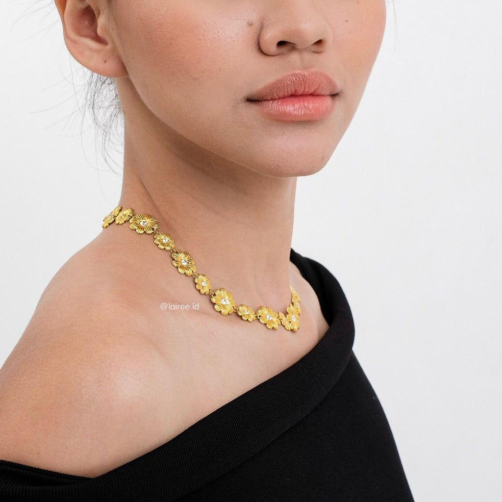 TAWNY Flower Choker Necklace - 18K Gold Plated Stainless Steel