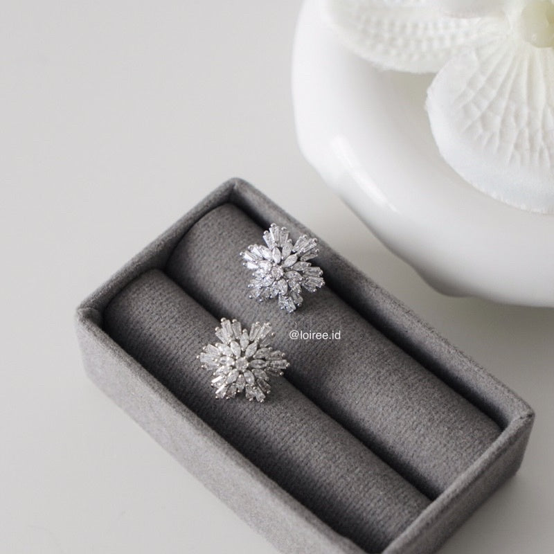 SNOW Zirconia Snow Shaped Stud Earrings - Wedding
